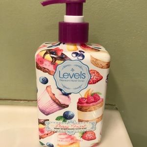 Berry Frost liquid hand soap Sz.L 14oz. NWT